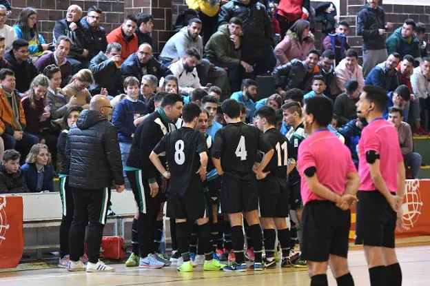 Los jugadores reciben instrucciones antes del choque. 