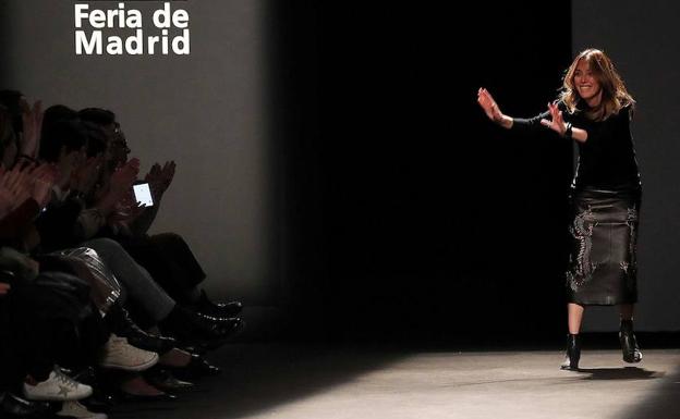 La diseñadora catalana Teresa Helbig saluda al término del desfile de su colección otoño - invierno 2019-20. 