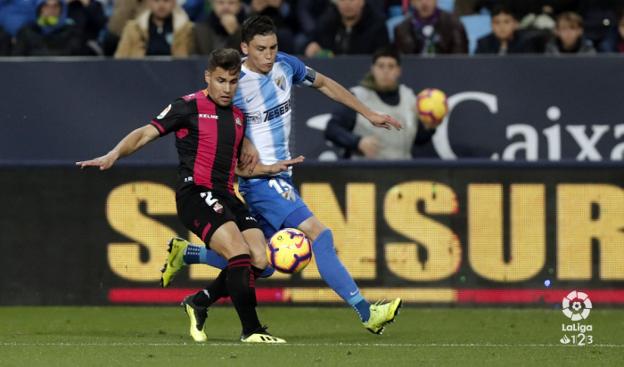 Ángel Bastos pelea un balón en La Rosaleda ante el Málaga. :: LaLiga