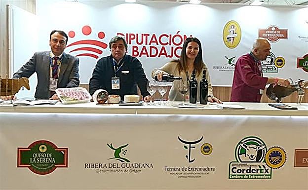 Stand de la Diputación de Badajoz en Madrid Fusión con productos de la provincia.: HOY
