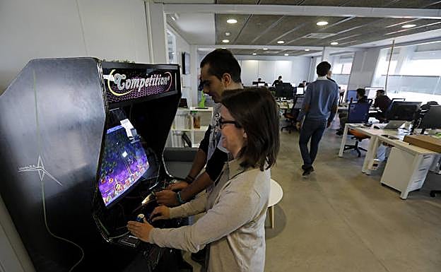 DISPERSIÓN. En la oficina se respira un ambiente amigable, los horarios de trabajo son flexibles a cada empleado y hasta tienen una máquina recreativa.