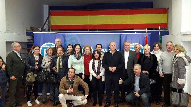 Manuel Lozano, ayer en la sede arropado por Monago y afiliados del PP. :: fran h.