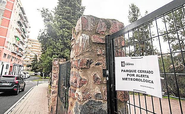 Parque del Príncipe en Cáceres cerrado. 