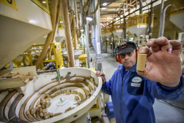 Un operario muestra uno de los tapones de corcho que salen de la factoría de DIAM de San Vicente. 