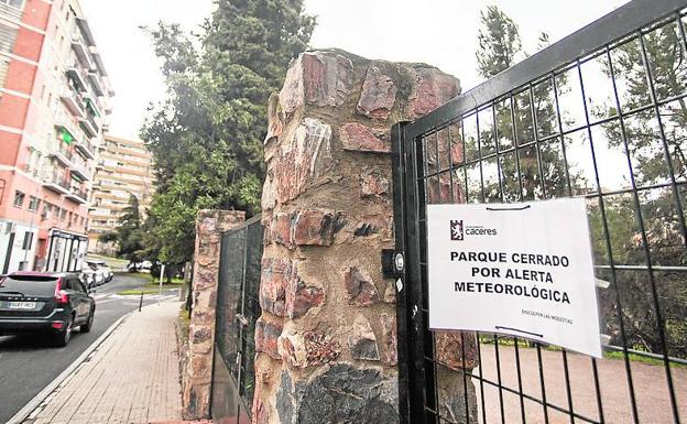 Parque del Príncipe en Cáceres, cerrado.