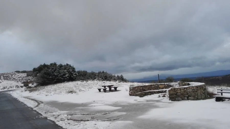 Llega a Extremadura la primera nevada de 2019. Los municipios de La Garganta (a 1124 metros de altitud) y Piornal (a 1.175 metros de altitud) han recibido los primeros copos de nieve. La Aemet mantiene activa hasta este sábado la alerta amarilla por nevadas en todo en el norte de la región. 