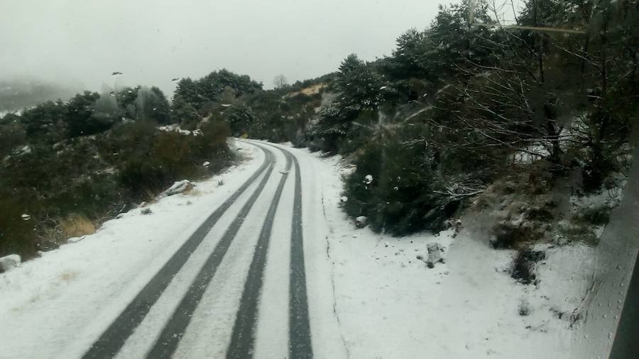 Llega a Extremadura la primera nevada de 2019. Los municipios de La Garganta (a 1124 metros de altitud) y Piornal (a 1.175 metros de altitud) han recibido los primeros copos de nieve. La Aemet mantiene activa hasta este sábado la alerta amarilla por nevadas en todo en el norte de la región. 