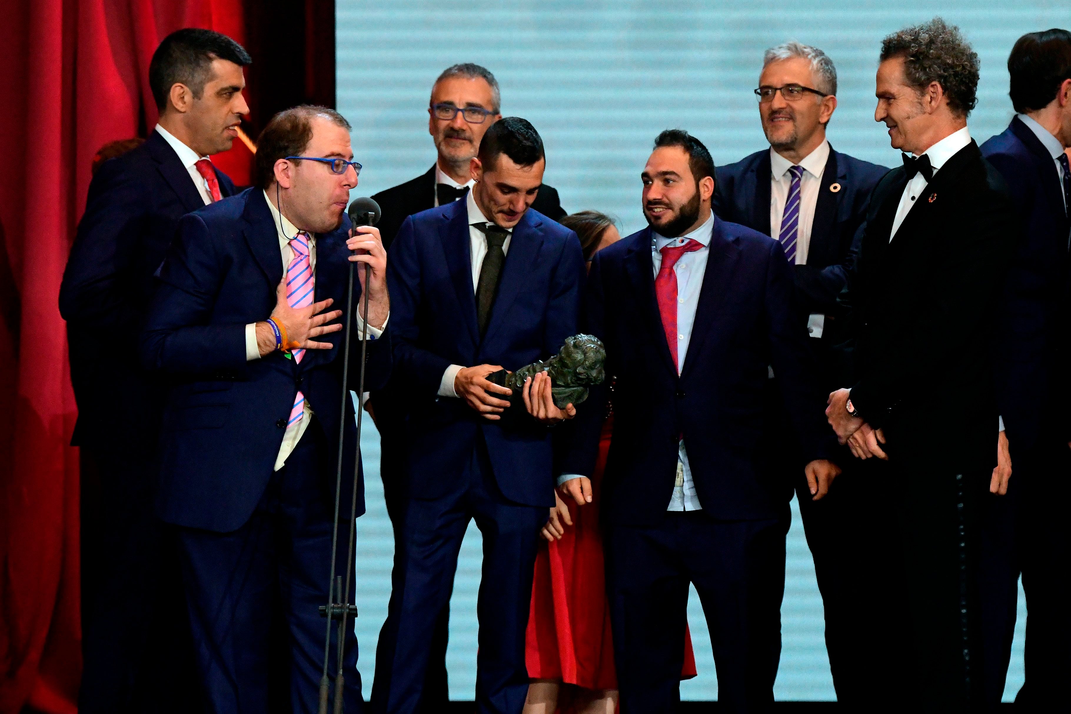 El equipo de 'Campeones' sube a celebrar el Goya a la mejor película.