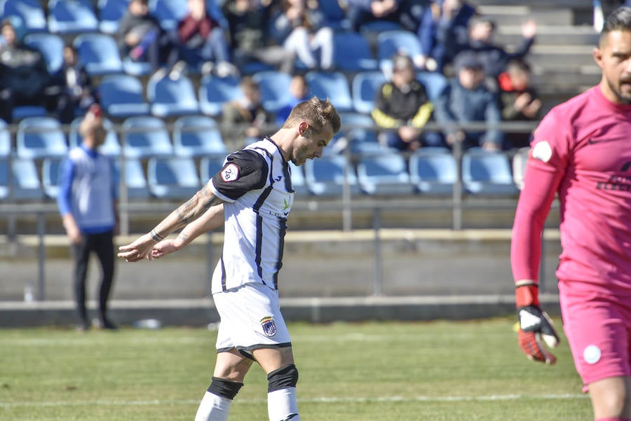 El equipo blanquinegro logra una valiosa victoria ante el poderoso club balear con uno menos desde el minuto 6