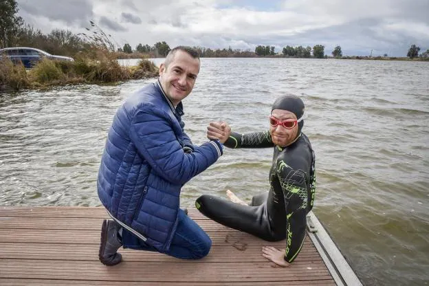 Manuel Leva acompaña a Emilio Merino a uno de sus entrenamientos en el río Guadiana a su paso por Badajoz. :: josé vicente arnelas