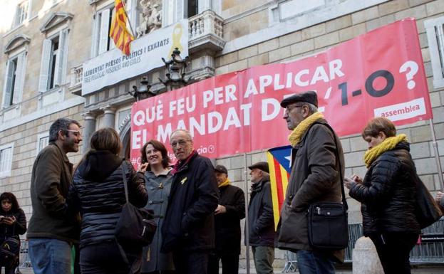 Miembros de la ANC congregados en la plaza Sant Jaume de Barcelona.