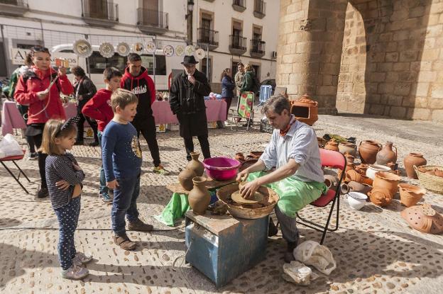 Los artesanos volverán a estar el sábado en la jornada de convivencia de la Plaza de Santiago. :: HOY