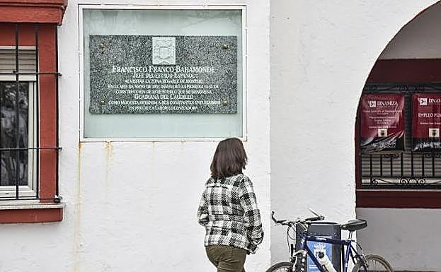 Placa en homenaje a la visita de Franco en la fachada del Ayuntamiento de Guadiana.