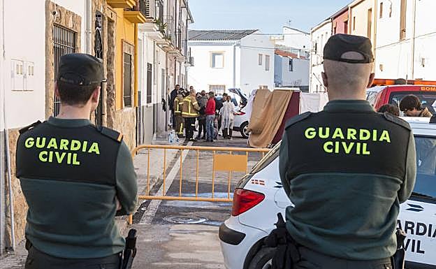 Dos agentes de la Guardia Civil vigilan el lugar de los hechos. 