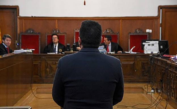 Antonio F. M. C. defendió ayer que la compra de las joyas fue legal. 