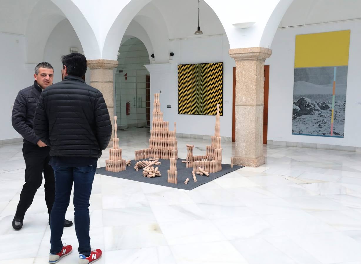 Hasta el 26 de febrero, se podrá disfrutar de las 30 de obras que componen la exposición itinerante de la VII edición de Obra Abierta en el Patio Noble de la Asamblea de Extremadura.