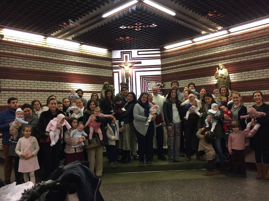 Entrega de cruces de oro a los niños de Santa Marina.