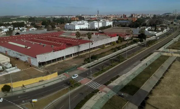 La antigua fábrica de Coca Cola, en venta, y, junto a ella, los salones Murano, ya vendidos. :: c. moreno
