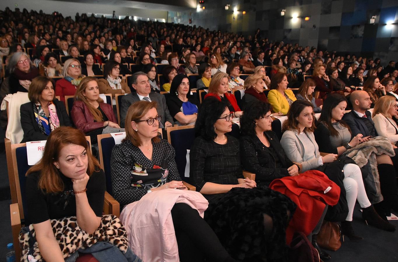 Medio millar de mujeres escucharon ayer en Badajoz (IFEBA) las experiencias de 'Mujeres con S', una idea para acabar con la brecha de género.