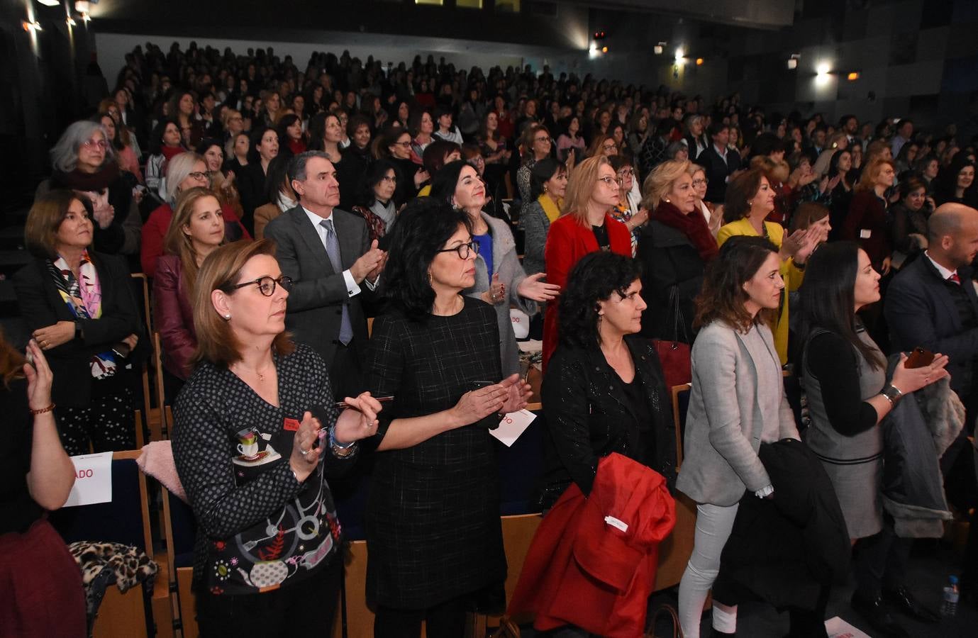 Medio millar de mujeres escucharon ayer en Badajoz (IFEBA) las experiencias de 'Mujeres con S', una idea para acabar con la brecha de género.