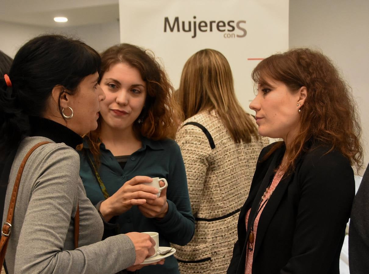 Medio millar de mujeres escucharon ayer en Badajoz (IFEBA) las experiencias de 'Mujeres con S', una idea para acabar con la brecha de género.