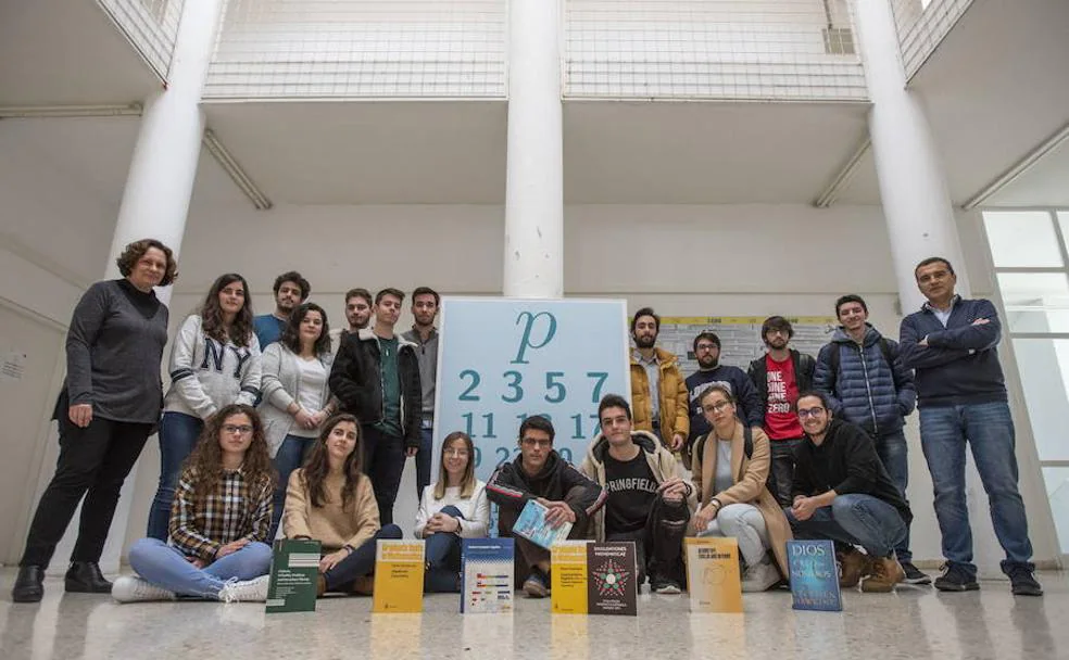 Alumnos y profesores de Matemáticas en el edificio del campus de la UEx, en Badajoz, donde se imparte este grado.