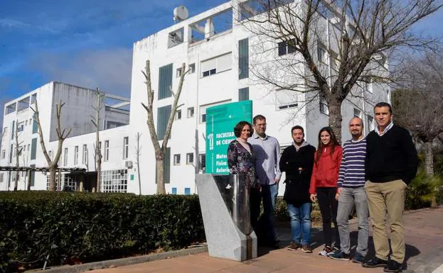 M. Ángeles Mulero, Mariano Terrón, Pedro Pajares, Marta Doncel, José Luis Bravo y Fernando Sánchez junto al edificio de Matemáticas.: