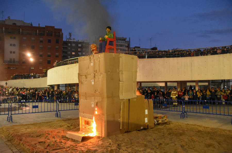 Fotos: Arde el marimanta en el barrio pacense de Santa Marina