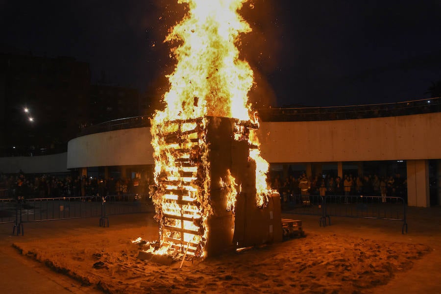 Fotos: Arde el marimanta en el barrio pacense de Santa Marina