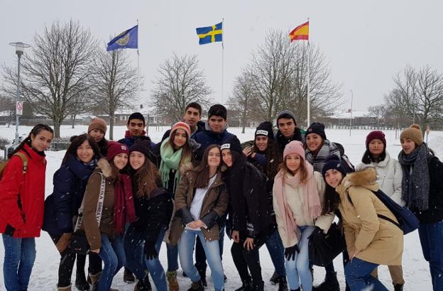 Los alumnos villanovenses, la semana pasada a las puertas del instituto sueco, donde les nevó. :: a. r.