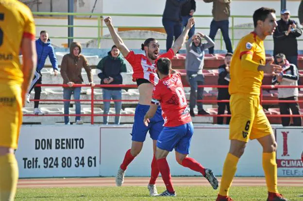 Mario Gómez celebra el gol anotado ante el UCAM. :: e. domeque