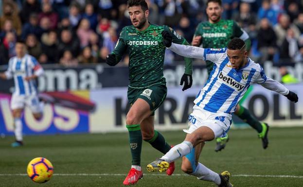 El delantero marroquí del Leganés Youssef En-Nesyri (d) en el momento de marcar su tercer gol ante el Betis.