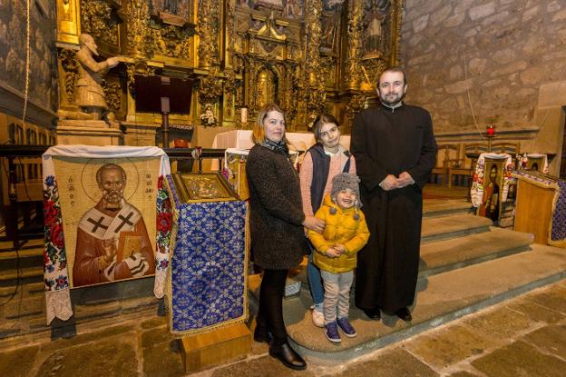 Juan y Gabriela, con Marina y Felipe, junto a algunos símbolos ortodoxos en las Ildefonsas. :: a. solé