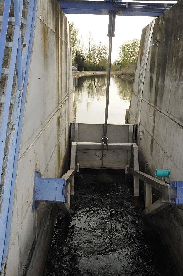 Un canal de riego. :: hoy