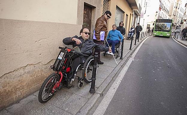 Participantes en el recorrido realizado ayer a su paso por la calle Parras, cuyas aceras son estrechas. :: 