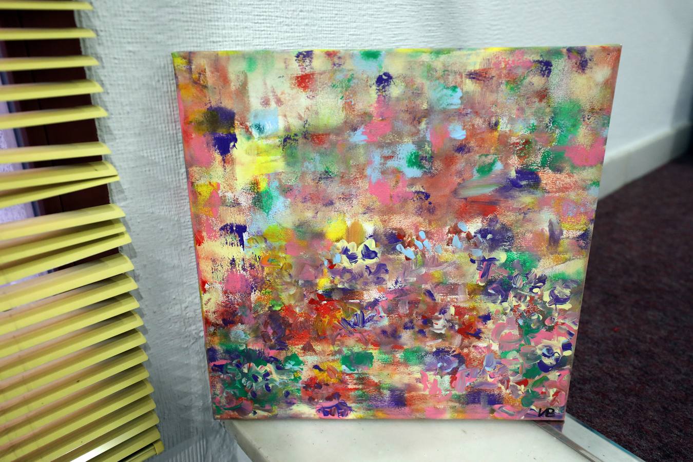 La artista Belén Díaz García expone sus obras en el Centro Cultural Santo Domingo de Fundación CB de Mérida. Belén Díaz se define como una amante del color y de la luz en todas sus expresiones. Desde muy pequeña le gustó manifestar sus sentimientos a través de la pintura; fue su profesora de dibujo en el Colegio Compañía de María la primera persona que le enseñó pautas y técnicas para disfrutar dibujando. En 1976, con 11 años, fue premiada con el tercer puesto en el certamen anual de pintura al aire libre del Ayuntamiento de Badajoz. A raíz de cursar sus estudios universitarios se estableció en Sevilla y comenzó una nueva etapa aprendiendo y practicando en el estudio de su tío, el pintor extremeño, Paco Mateo. La exposición «Belén nature» se podrá visitar en el Centro Cultural Santo Domingo del 8 al 28 de febrero.