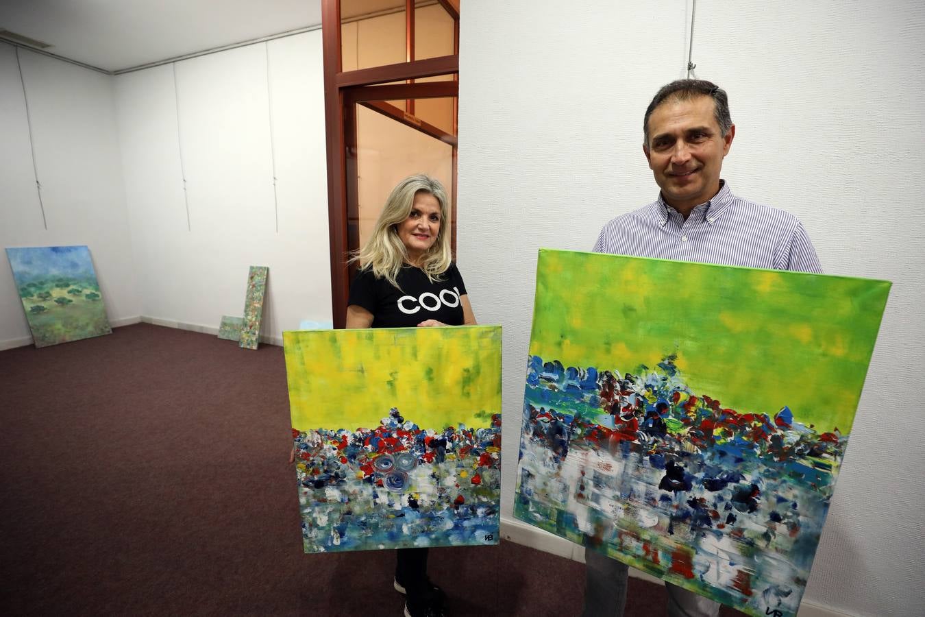 La artista Belén Díaz García expone sus obras en el Centro Cultural Santo Domingo de Fundación CB de Mérida. Belén Díaz se define como una amante del color y de la luz en todas sus expresiones. Desde muy pequeña le gustó manifestar sus sentimientos a través de la pintura; fue su profesora de dibujo en el Colegio Compañía de María la primera persona que le enseñó pautas y técnicas para disfrutar dibujando. En 1976, con 11 años, fue premiada con el tercer puesto en el certamen anual de pintura al aire libre del Ayuntamiento de Badajoz. A raíz de cursar sus estudios universitarios se estableció en Sevilla y comenzó una nueva etapa aprendiendo y practicando en el estudio de su tío, el pintor extremeño, Paco Mateo. La exposición «Belén nature» se podrá visitar en el Centro Cultural Santo Domingo del 8 al 28 de febrero.