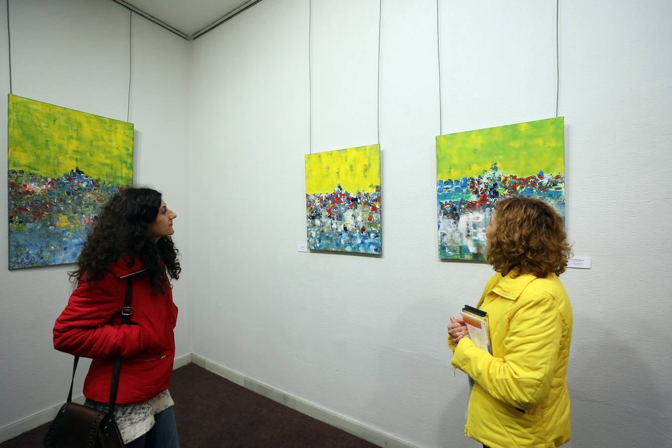 La artista Belén Díaz García expone sus obras en el Centro Cultural Santo Domingo de Fundación CB de Mérida. Belén Díaz se define como una amante del color y de la luz en todas sus expresiones. Desde muy pequeña le gustó manifestar sus sentimientos a través de la pintura; fue su profesora de dibujo en el Colegio Compañía de María la primera persona que le enseñó pautas y técnicas para disfrutar dibujando. En 1976, con 11 años, fue premiada con el tercer puesto en el certamen anual de pintura al aire libre del Ayuntamiento de Badajoz. A raíz de cursar sus estudios universitarios se estableció en Sevilla y comenzó una nueva etapa aprendiendo y practicando en el estudio de su tío, el pintor extremeño, Paco Mateo. La exposición «Belén nature» se podrá visitar en el Centro Cultural Santo Domingo del 8 al 28 de febrero.