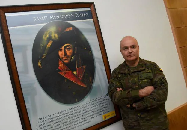 El comandante Cardona junto a un retrato de Menacho. :: c. moreno