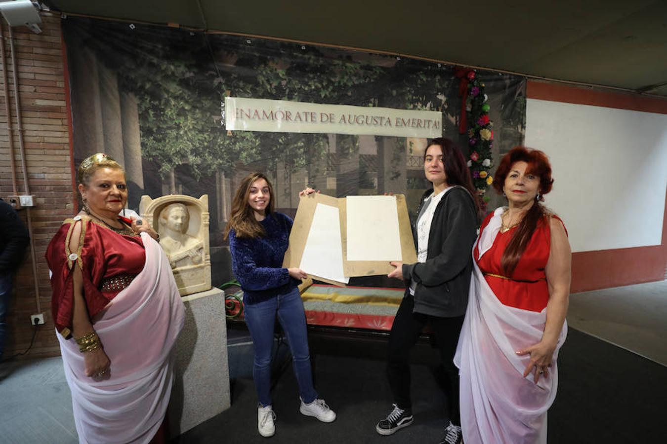 El Museo de Arte Romano celebra el Día de San Valentín con una semana de actividades en torno al amor. Hoy tiene lugar 'Enamórate de Augusta Emerita', una actividad donde el público visitante puede hacerse una fotografía de temática amorosa o romántica. Los participantes recibirán la fotografía, que se les remitirá en formato digital. Se desarrolla desde las 9.30 hasta las 18.30 horas y no es necesaria la inscripción. Para aquellos que no puedan asistir ese día, volverá a celebrarse el 17 de febrero de 10 a 15 horas, con aforo libre. La tarifa de entrada al Museo será la habitual.