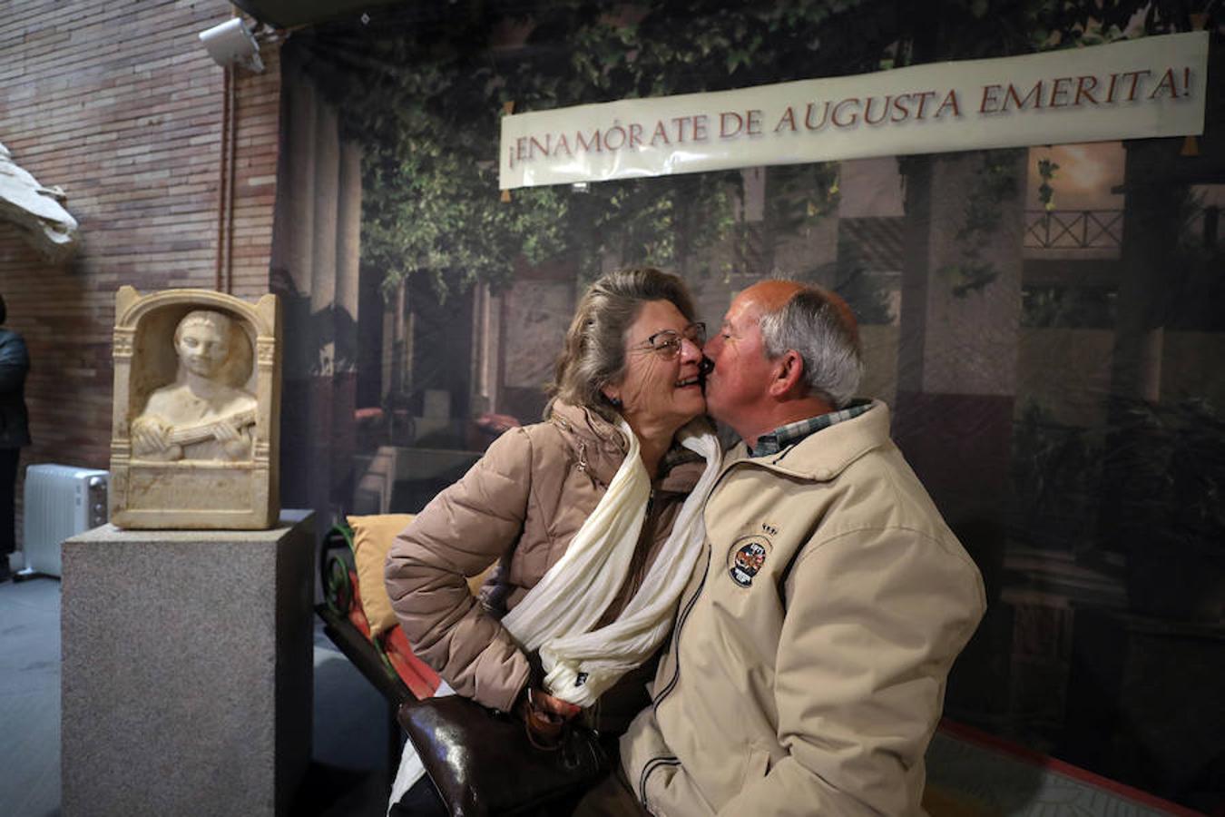 El Museo de Arte Romano celebra el Día de San Valentín con una semana de actividades en torno al amor. Hoy tiene lugar 'Enamórate de Augusta Emerita', una actividad donde el público visitante puede hacerse una fotografía de temática amorosa o romántica. Los participantes recibirán la fotografía, que se les remitirá en formato digital. Se desarrolla desde las 9.30 hasta las 18.30 horas y no es necesaria la inscripción. Para aquellos que no puedan asistir ese día, volverá a celebrarse el 17 de febrero de 10 a 15 horas, con aforo libre. La tarifa de entrada al Museo será la habitual.