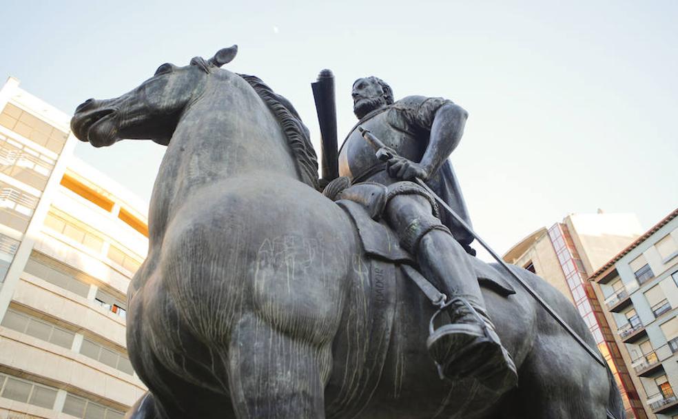 Estatua en honor a Hernán Cortés situada en la avenida cacereña que lleva su nombre. :: 