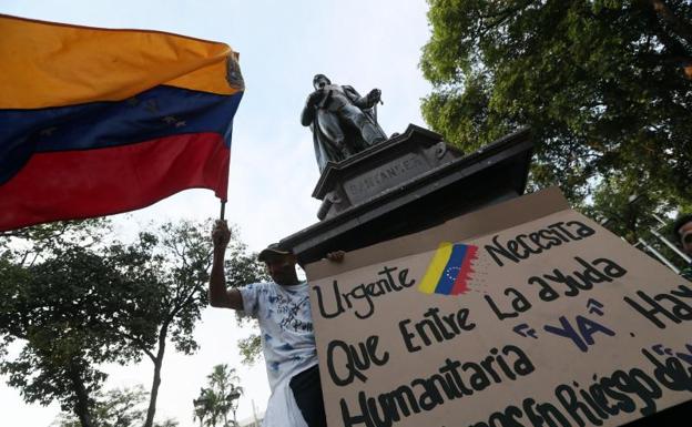 Guaidó organiza voluntarios para ayuda humanitaria; Maduro, a los militares