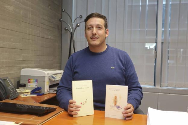 Francisco Javier Amaya, con los dos libros que ha editado la Editora Regional. :: J. M. Romero