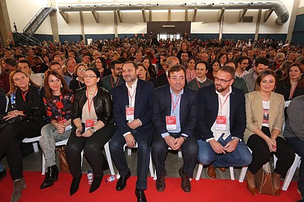 El ministro Ábalos, ayer en Mérida, sentado entre Fernández Vara y Marisol Mateos. :: romero