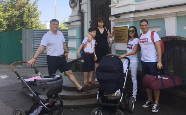 Familias españolas en el consulado de Kiev.
