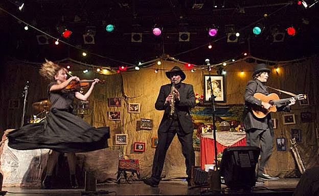 'El funeral' se lleva a escena en el teatro Alkázar de Plasencia.: HOY