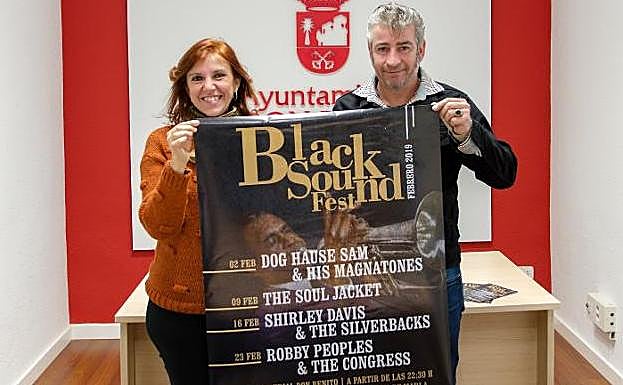 Imagen principal - Monfragüe alza el vuelo en un fin de semana de &#039;Combita&#039; y seriófilos