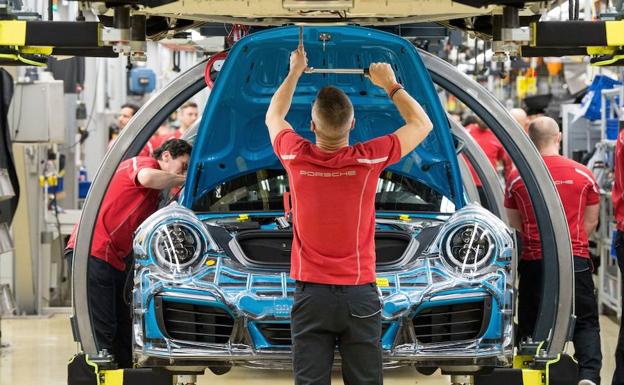 Trabajdores de la líena de producción de la planta de automóviles Porsche en Stuttgart