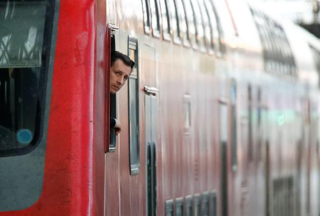 El conductor de un tren de Deutsche Bahn, la compañía alemana de ferrocarriles, se asoma a la ventanilla de su puesto de mando. :: reuters